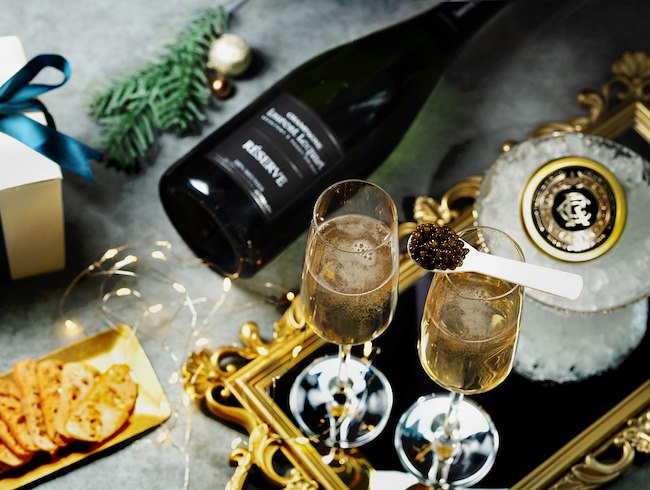 GROOVE ON THE “CAVIAR-MONY” SET FOR A MERRY CLINK-MAS